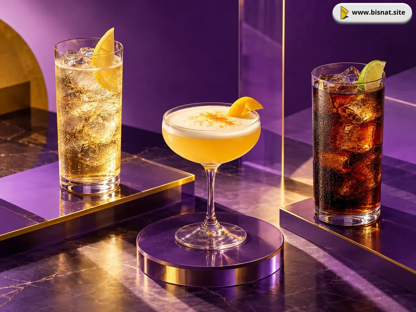 Ilustrasi perbandingan gelas highball bersoda, sour dalam gelas coupe, dan minuman campuran tinggi lain