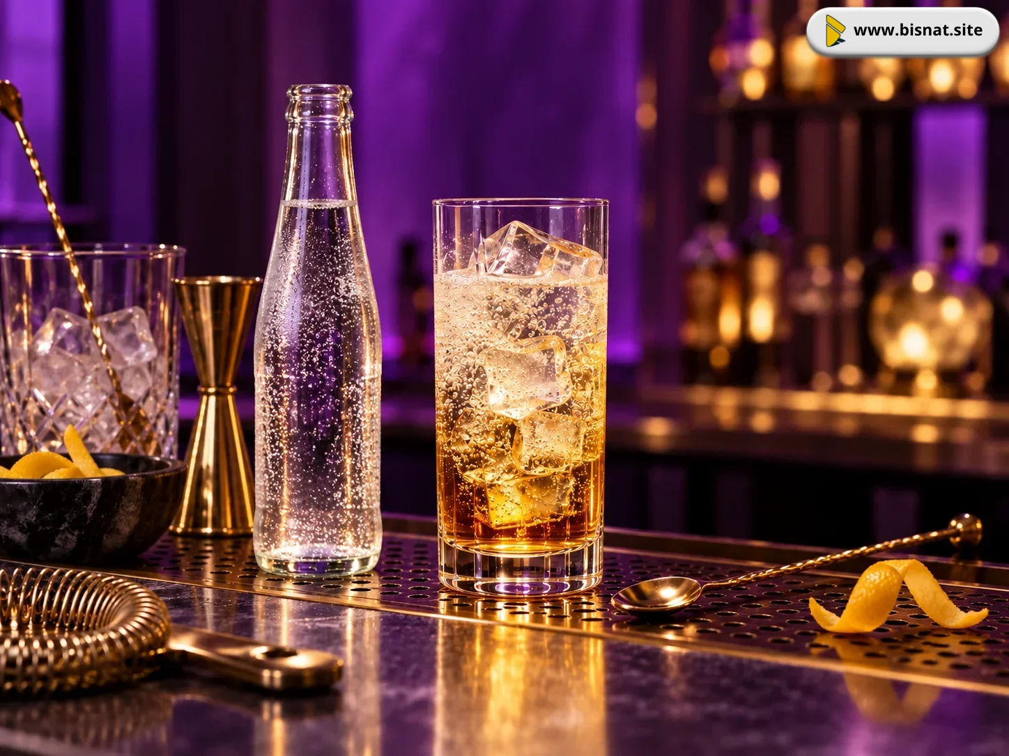 Ilustrasi gelas highball, botol soda dingin, dan sendok bar yang tertata di meja